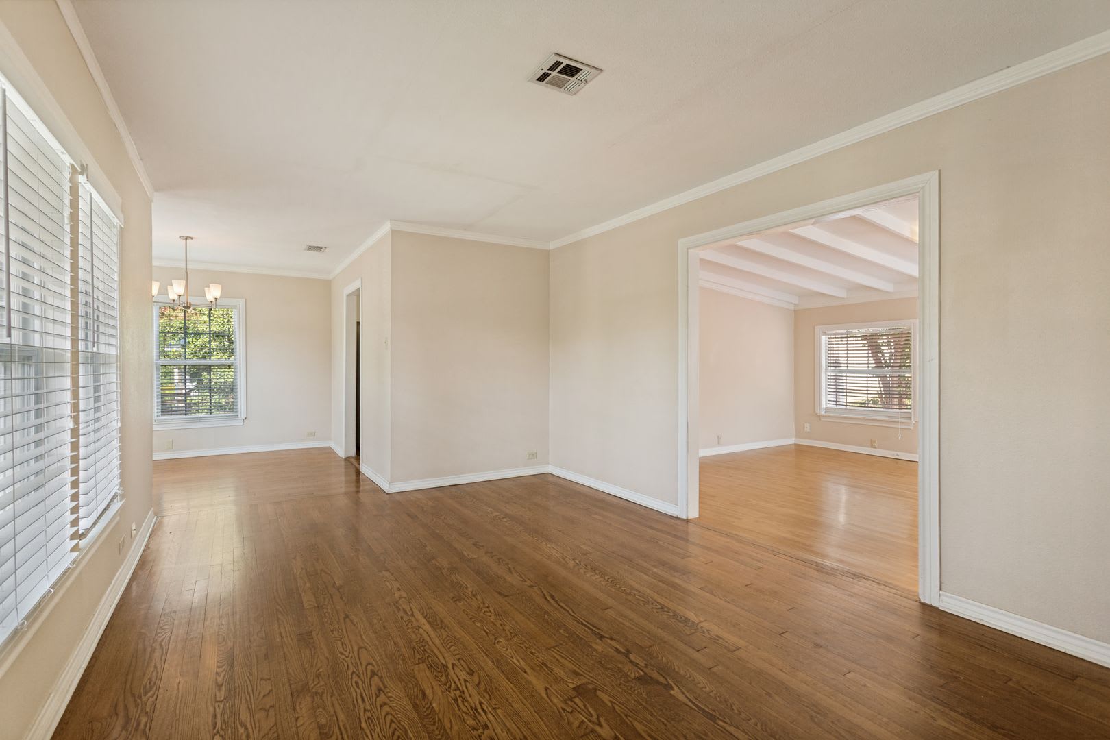 Beautiful 2 Bedroom Terrell Hills Cottage – photo 5