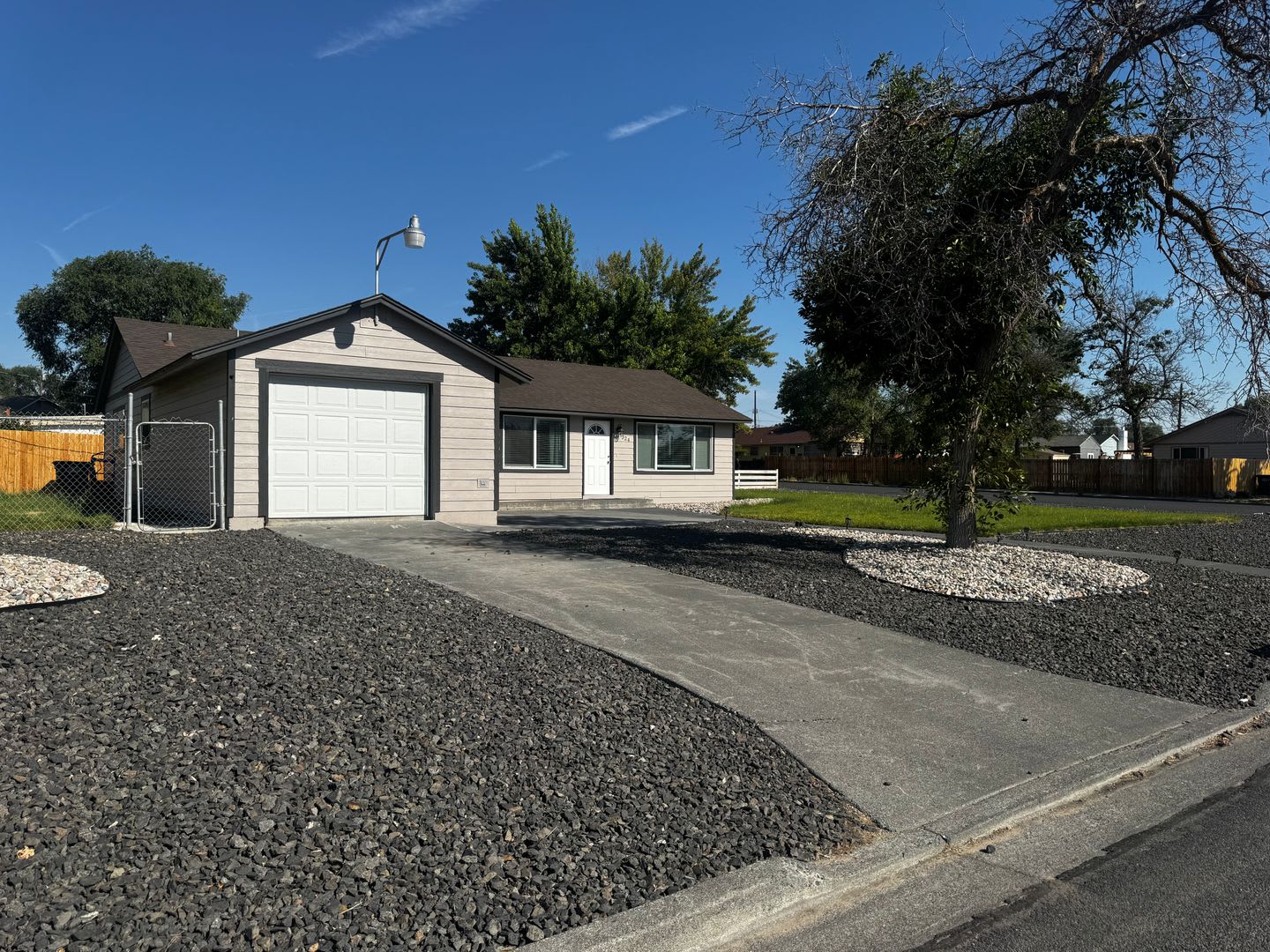 Single Family Home With Attached Garage – photo 1