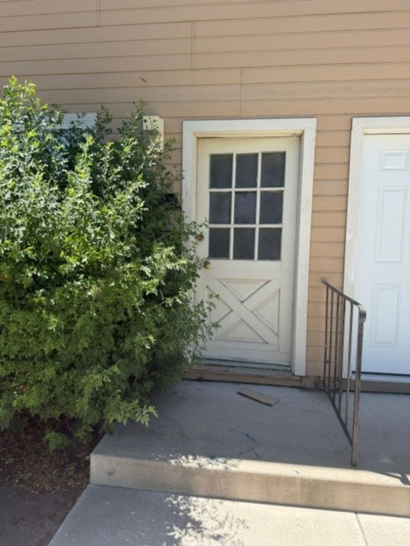 Light and Bright Two bedroom One bath Condo on the West side of Carson – photo 2