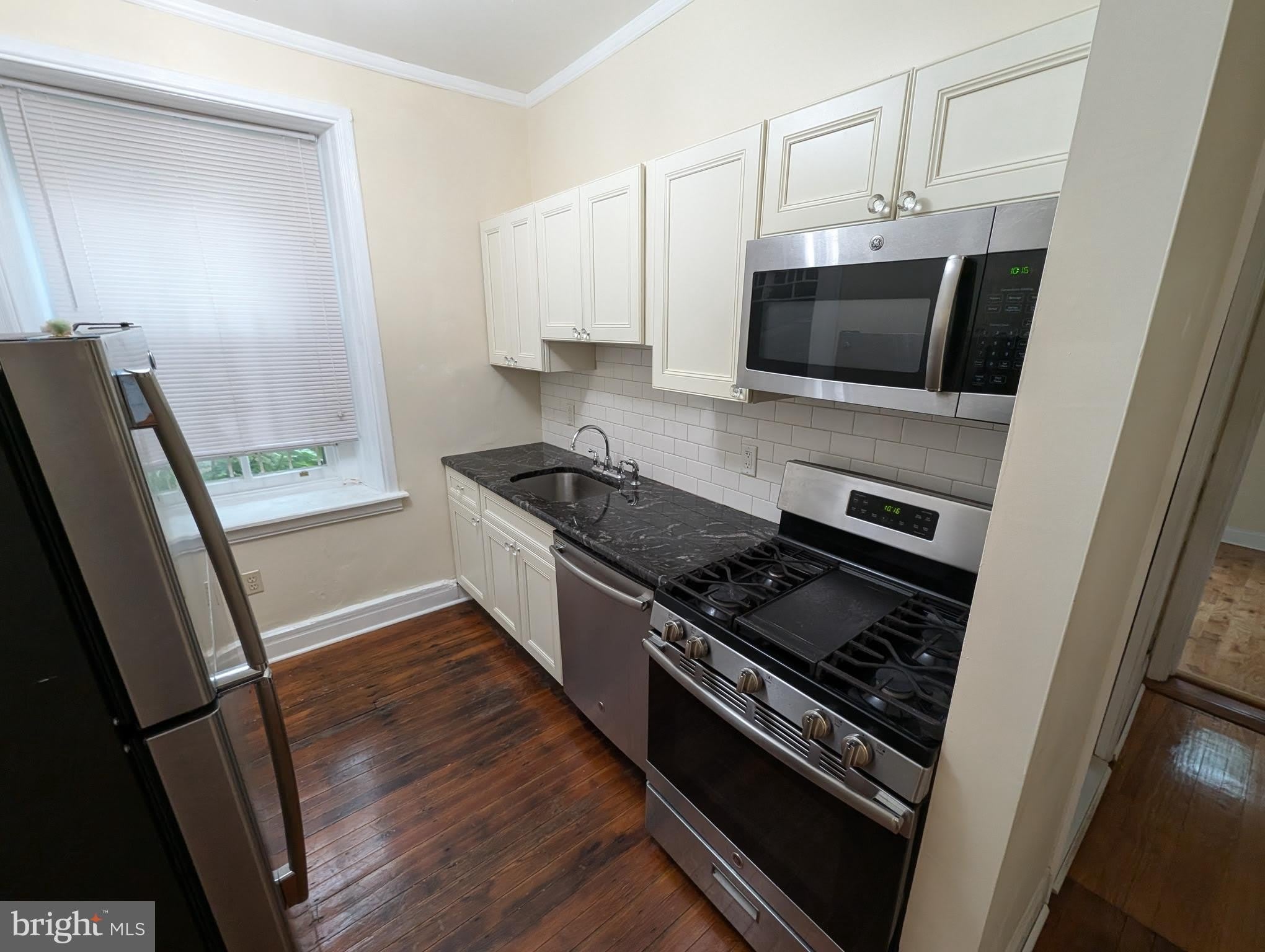 304 W SCHOOL HOUSE Lane – photo 4