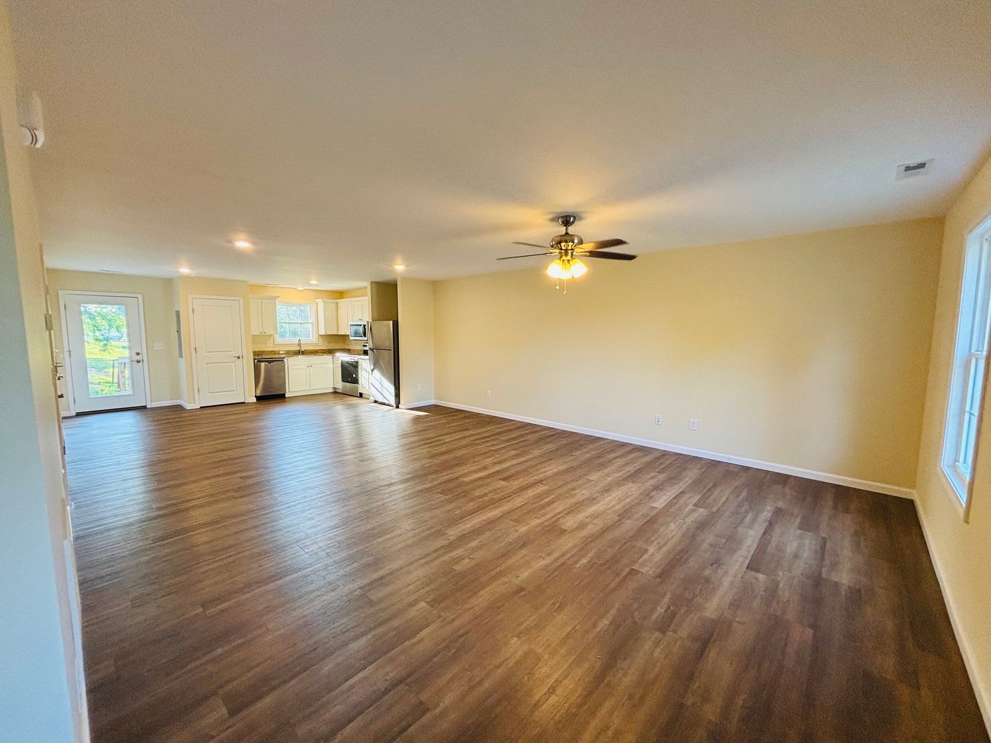 3 Bedroom, 2.5 Bath Townhouse – photo 4