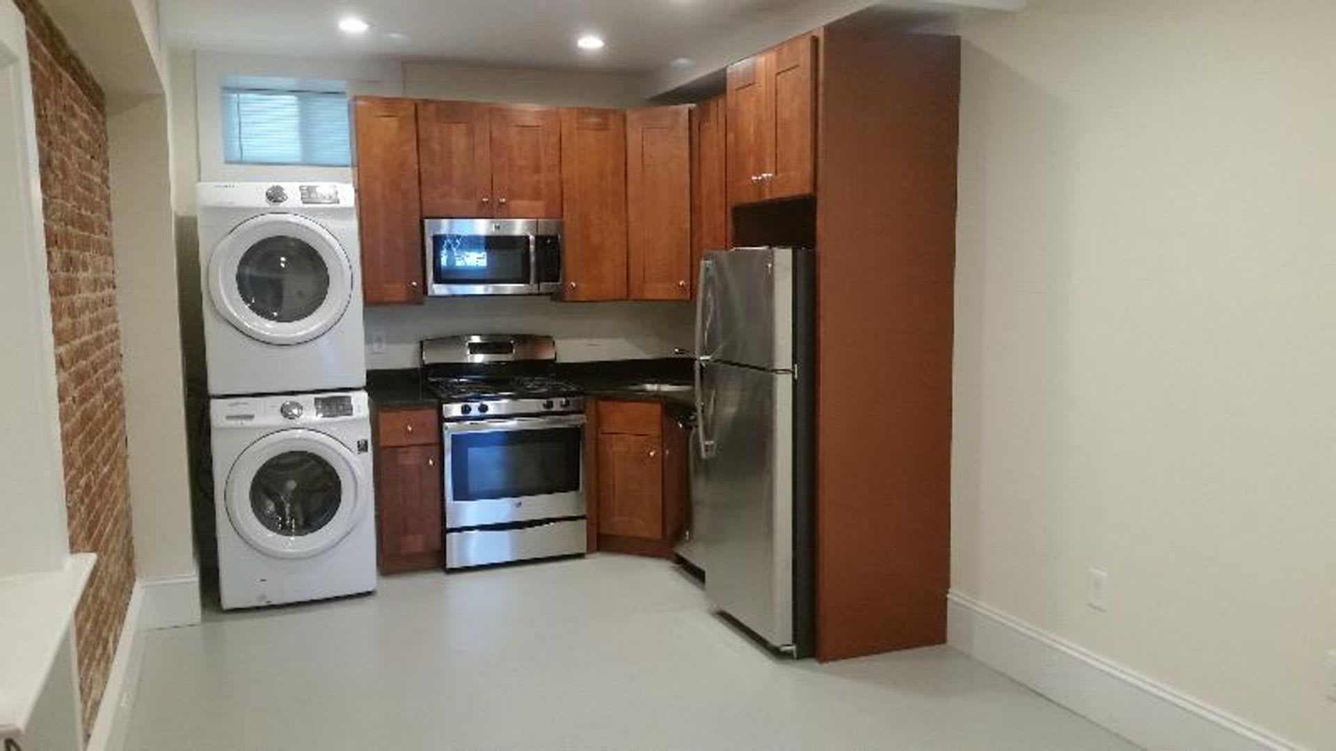 Nicely updated ground level 1 bed with in-unit laundry near the Green Line. – photo 1