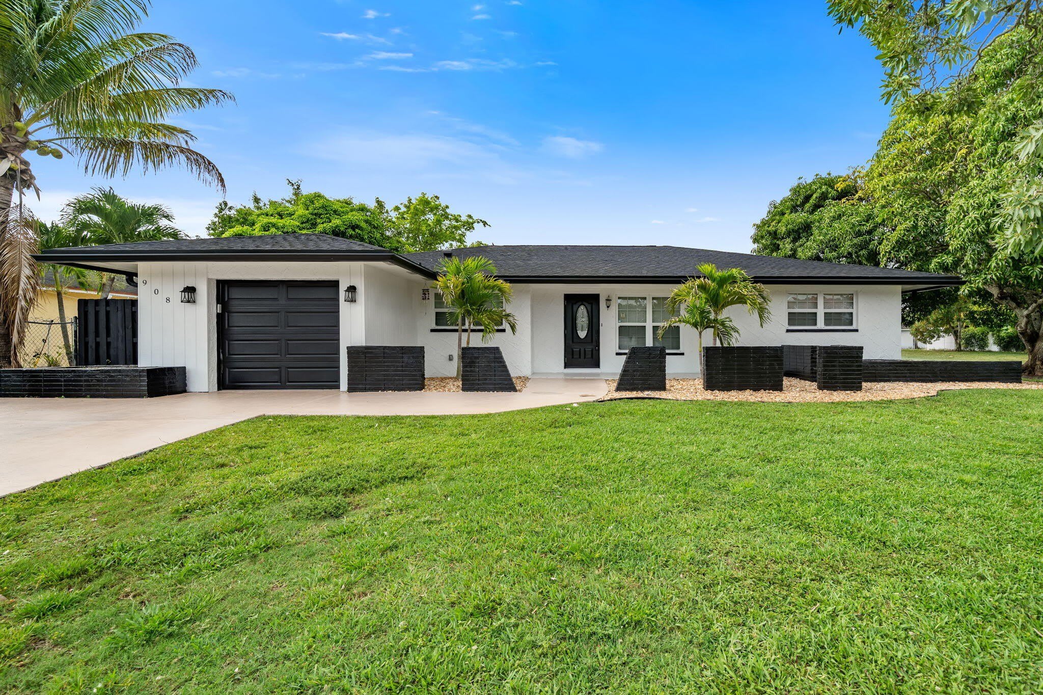 908 Hibiscus Drive – photo 2
