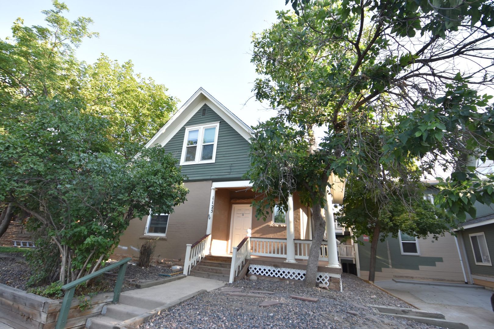 1 Bedroom on The Hill, Close to Campus and has Balcony! – photo 1