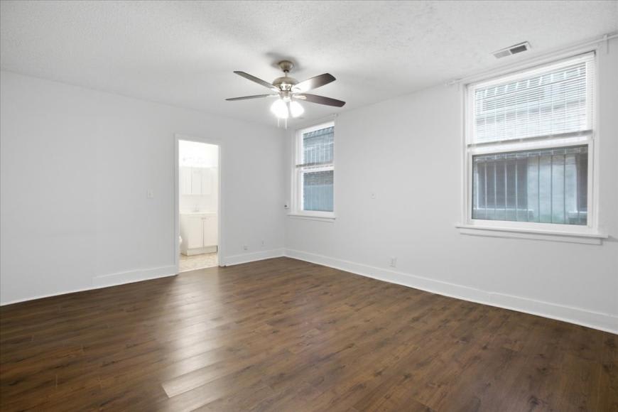 3727 N Pine Grove Ave – photo 2