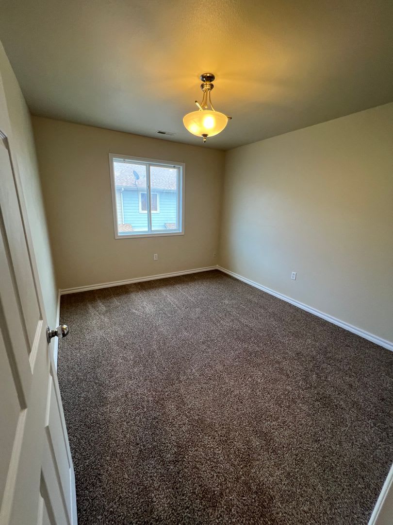 Large 4 Bed 2.5 bath blocks from Fort Riley – photo 4