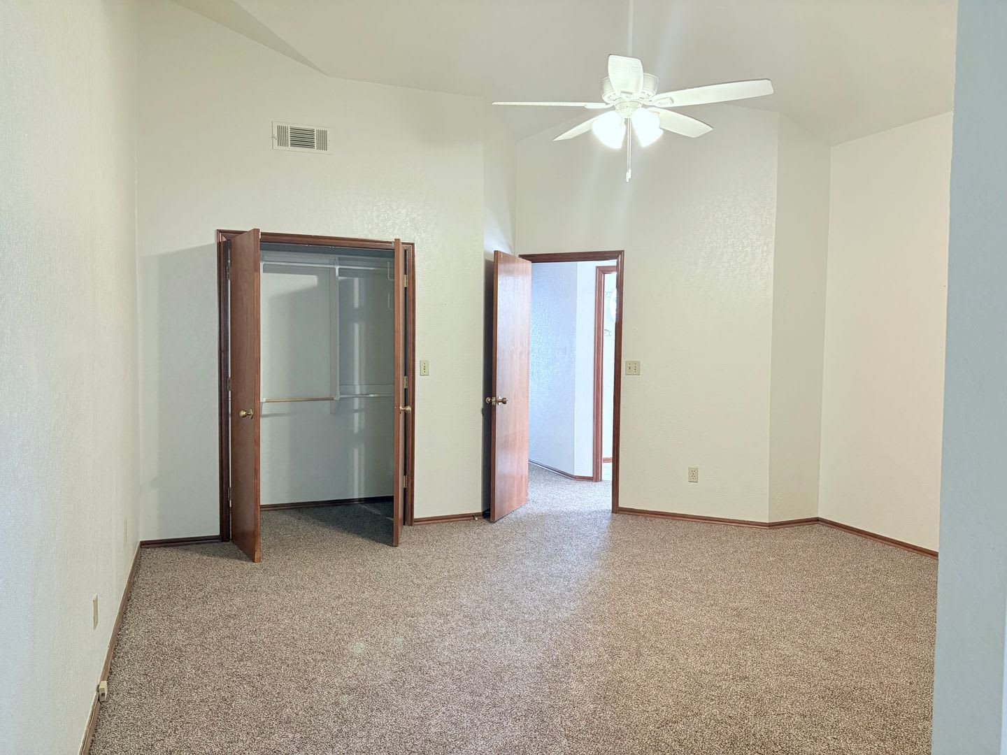 Two bedroom townhouse close to Campus! – photo 4
