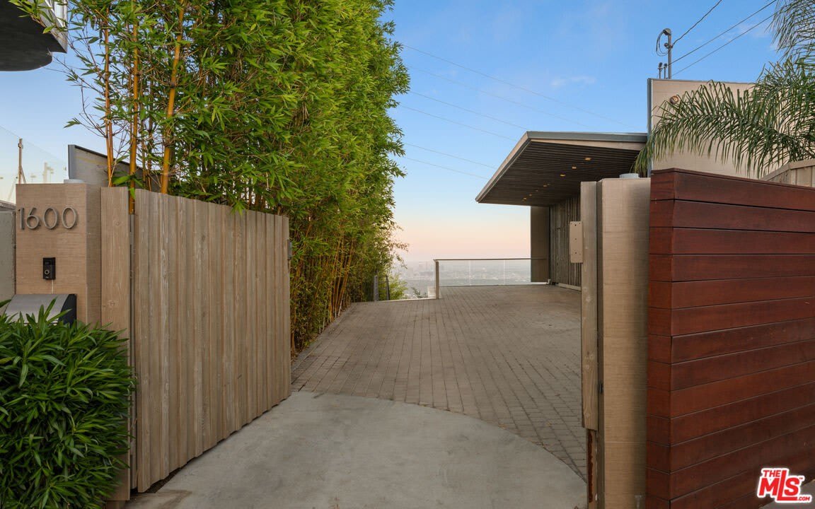1600 Viewmont Dr – photo 4