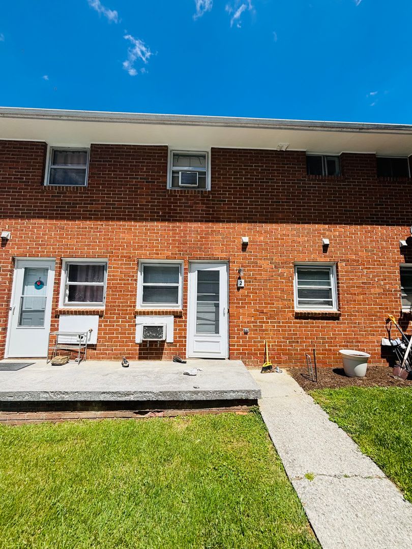 2 Bedroom 1 Bath Townhouse – photo 3