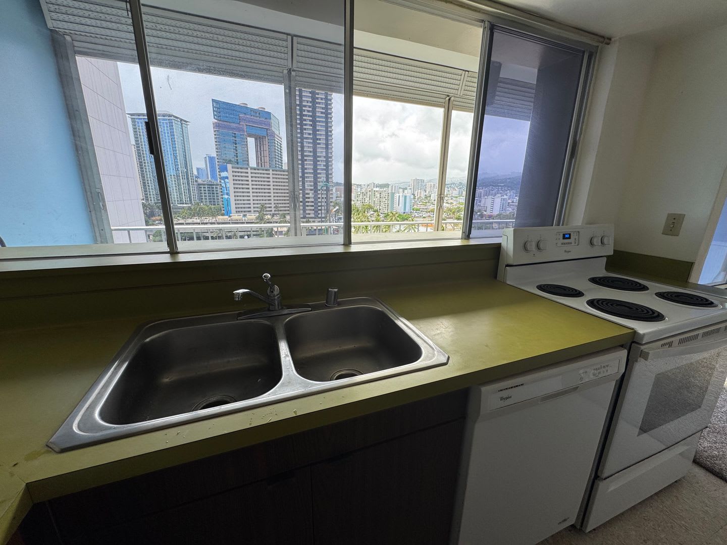 2 Bed 2 Bath 2 Garage Tandem Parking Spot Storage Locker Large Lanai W D In Unit Rooftop Pool In Waikiki – photo 2