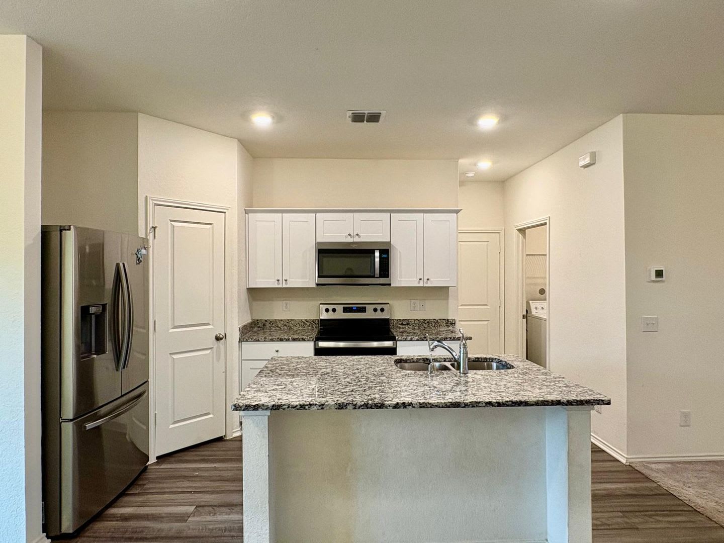 Modern 3-Bedroom Home with Washer & Dryer Included! – photo 3