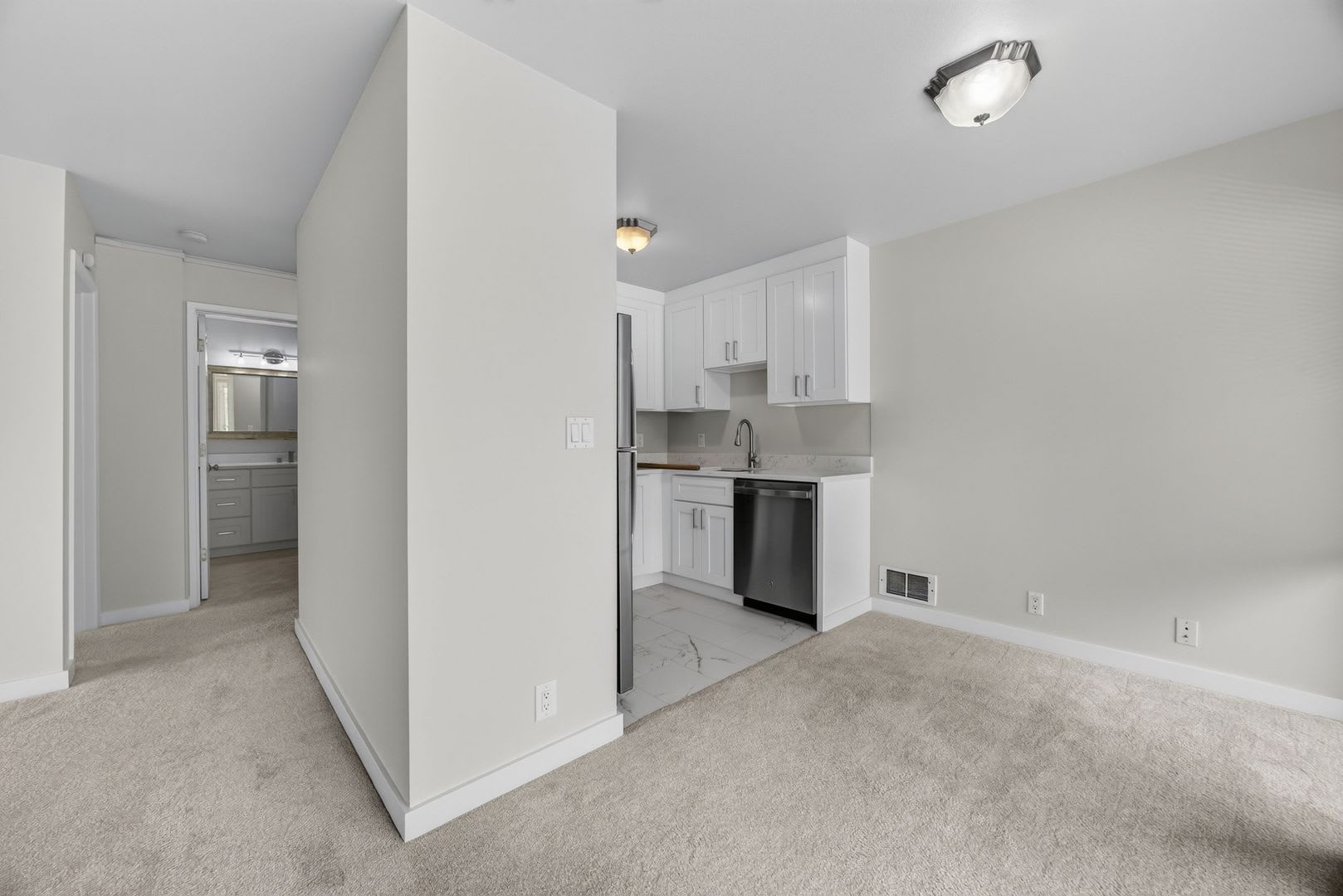 Fully Renovated Sun-Filled Downtown Bellevue Condo with Dual Balconies & Prime Walkable Location – photo 4