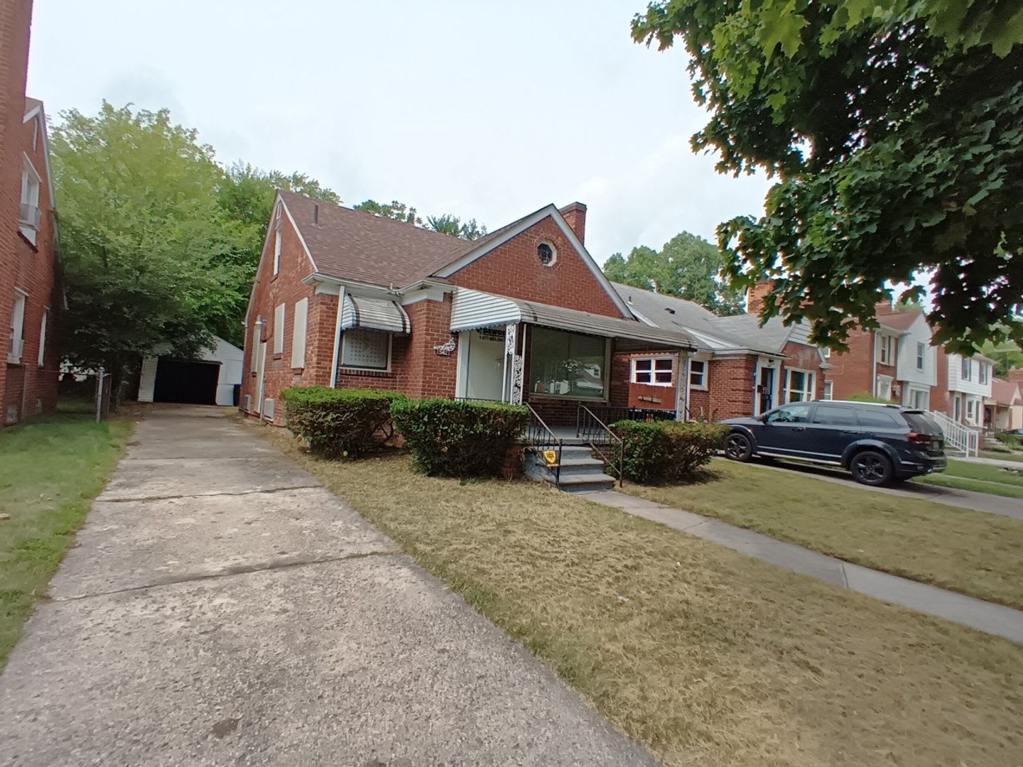 Charming 3 Bedroom 1 Bath Brick Bungalow – photo 3