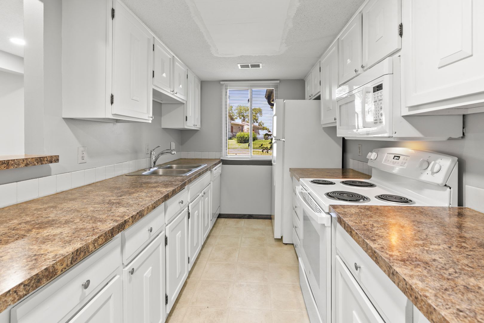 Spacious 3 Bedroom/ 3 Bath Townhouse – photo 5