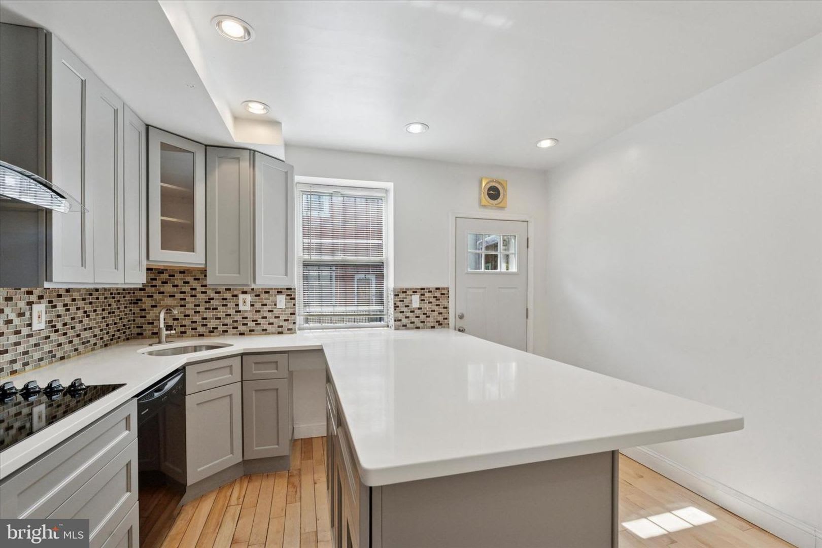 Updated 2BR Townhome with Dual Ensuite Baths, Hardwood Floors & Private Patio in Grays Ferry – photo 2