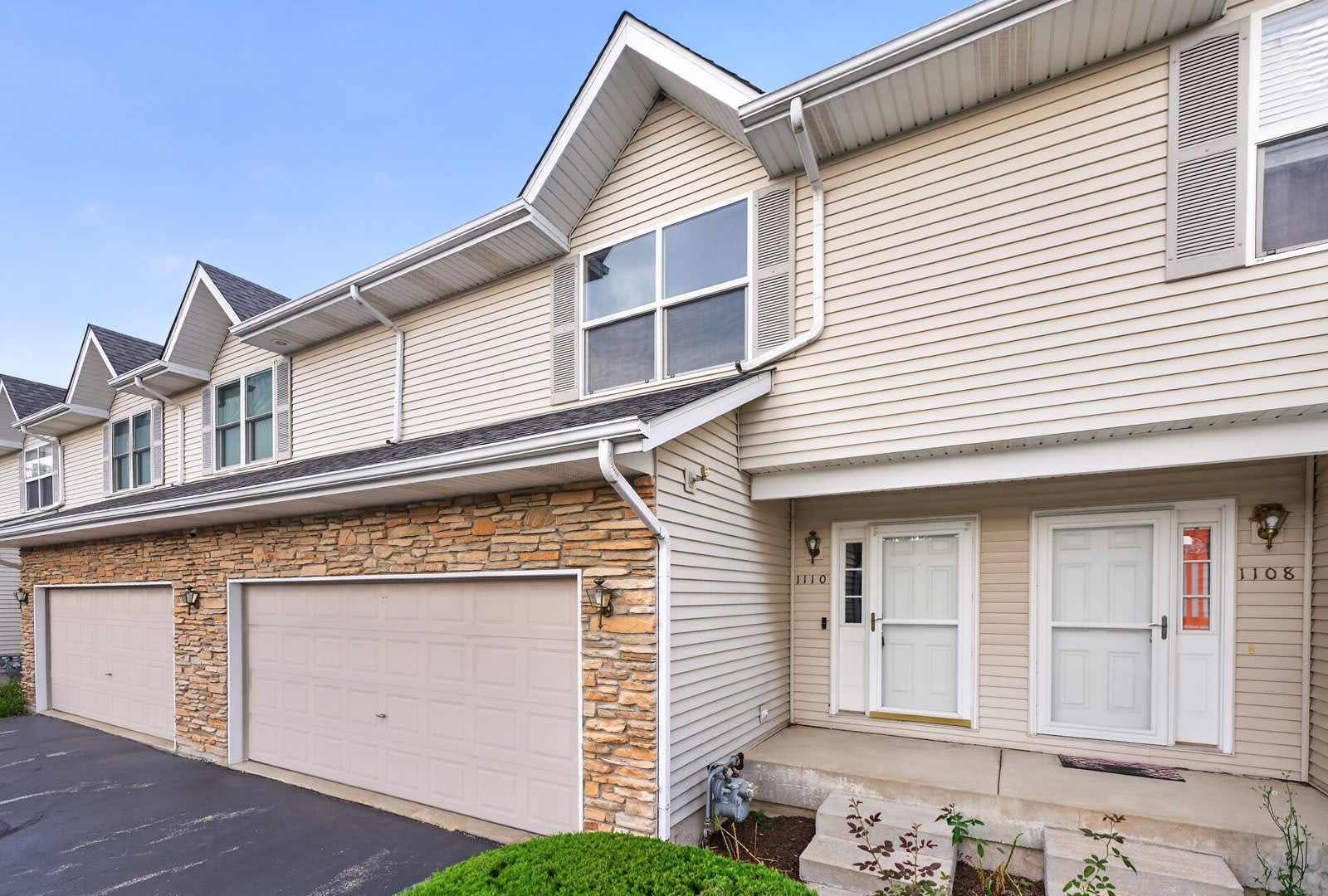 1110 Rose Drive – photo 2