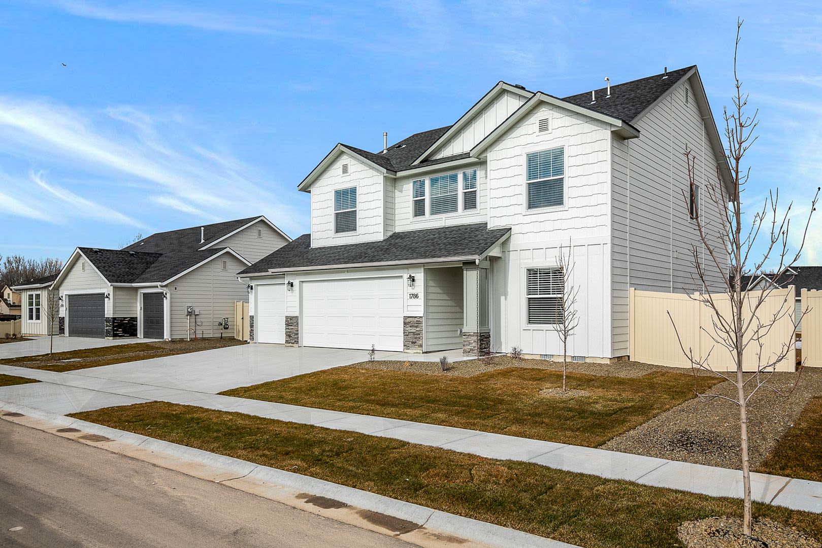 BEAUTIFUL & SPACIOUS 2636sf Nampa Home w/3-Car Garage – photo 2