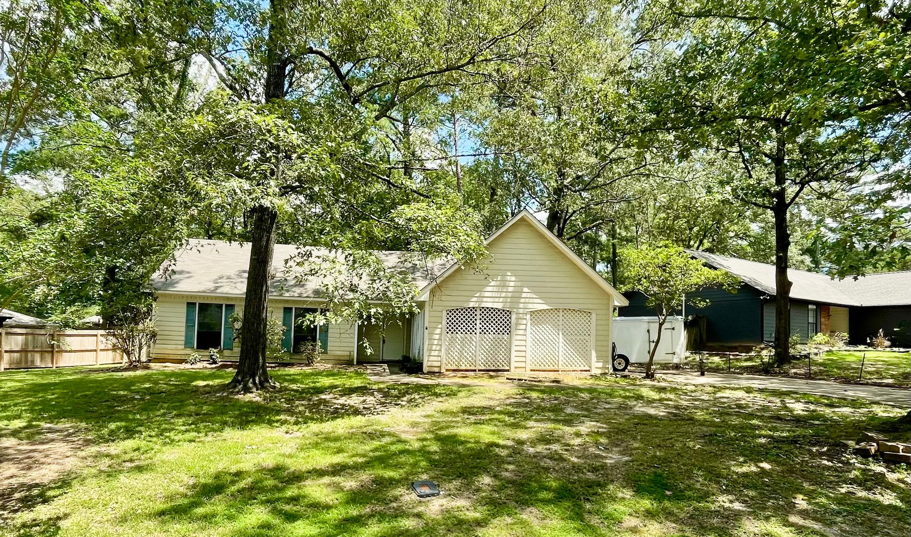 *MOVE IN SPECIAL* Charming 3 Bedroom Home in Brandon 047 – Great Location- Recently Renovated! – photo 2