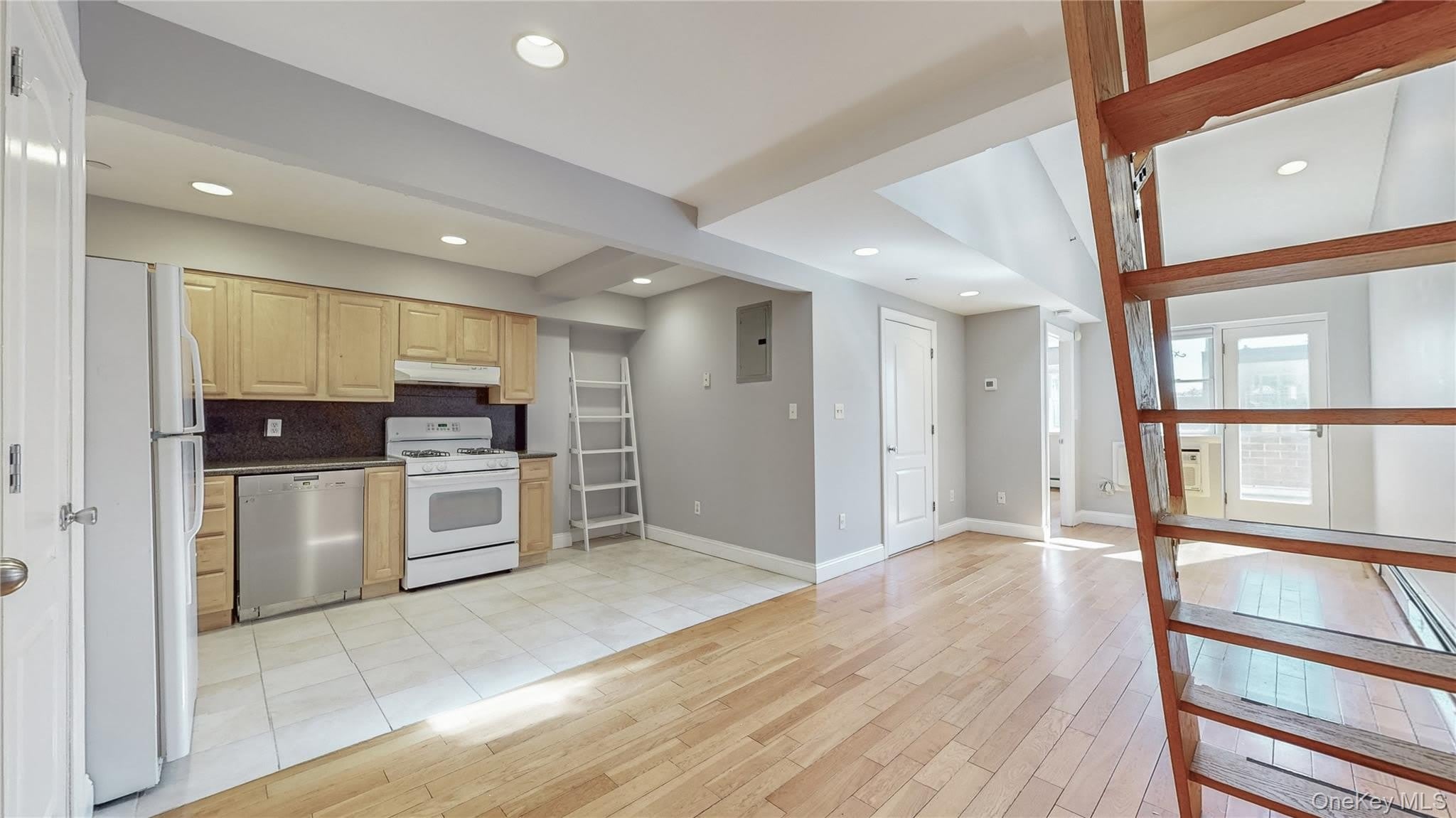 83 71 116Th Street – photo 3