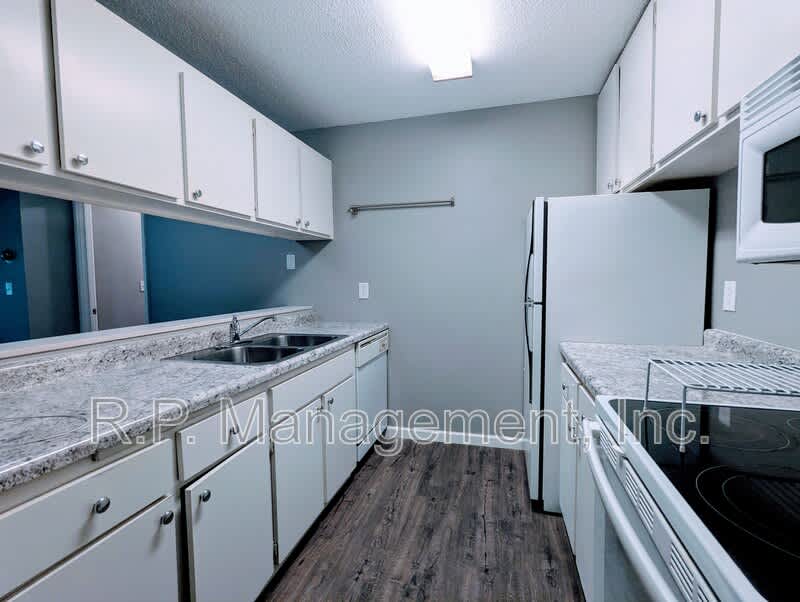 2800 Hamline Ave N – photo 2