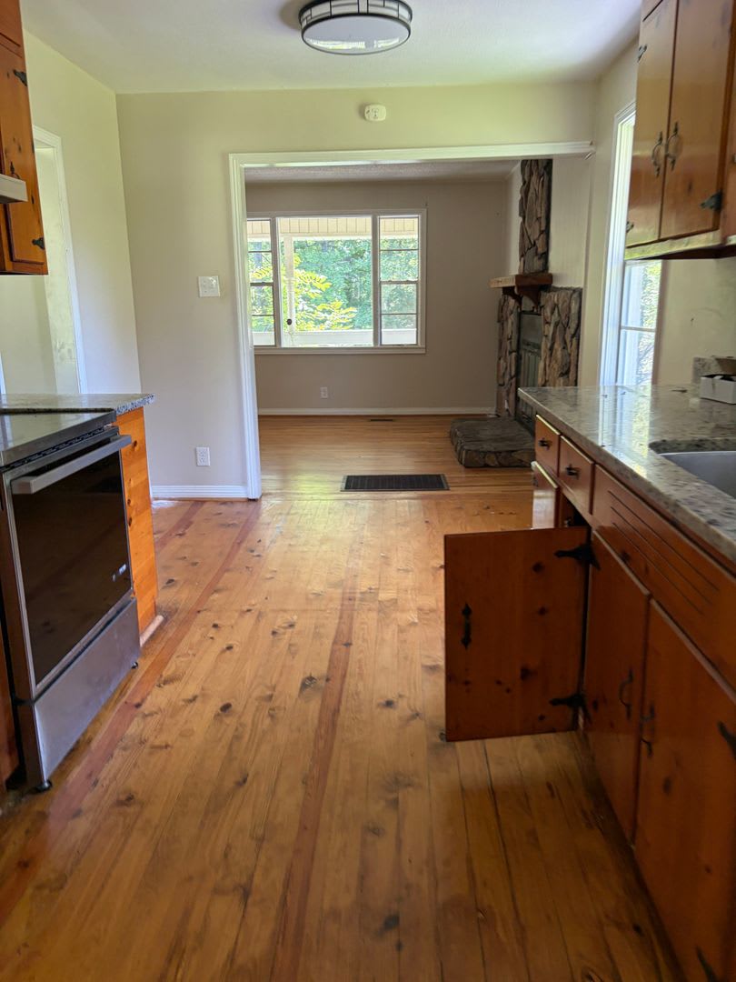 Charming 3Br 1Ba Cottage With Spacious Yard – photo 5