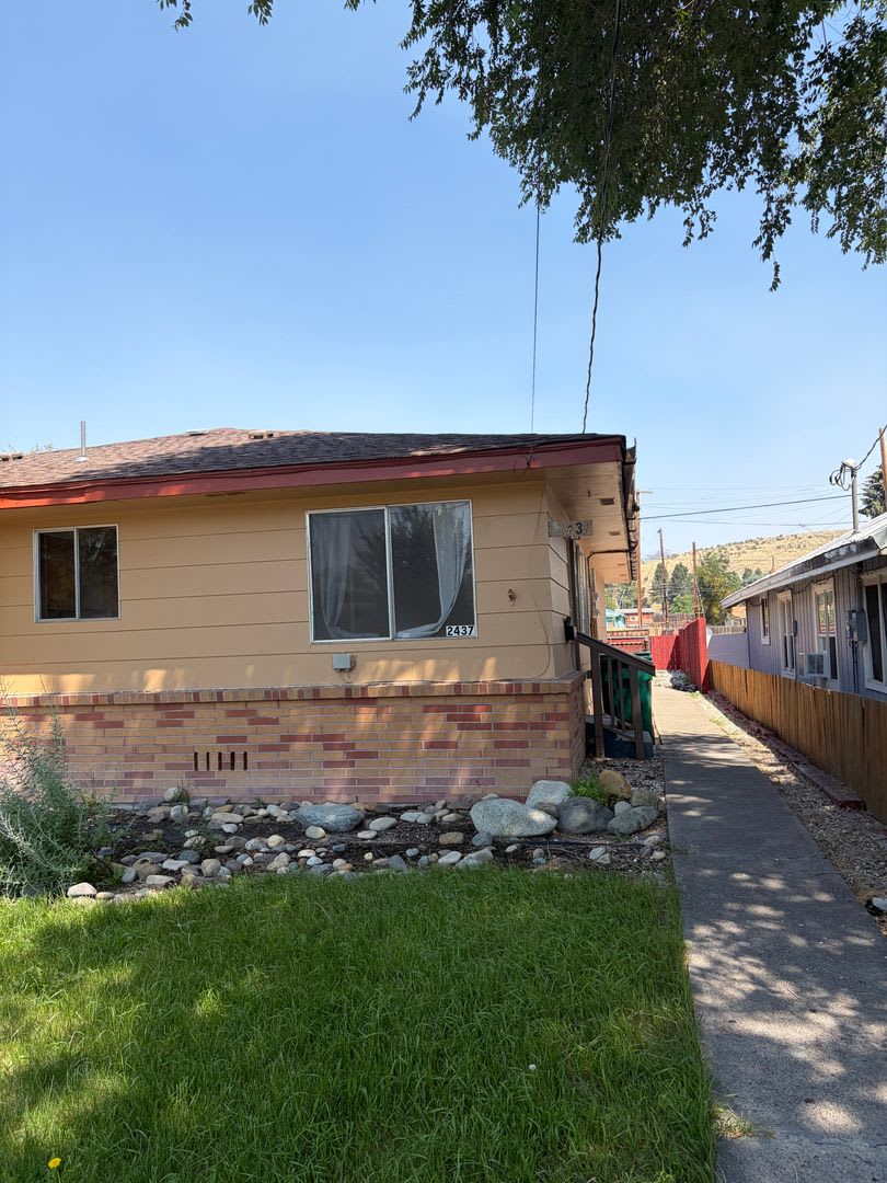 2-Bedroom Home with Garage Near Sky Lakes and OIT – photo 5