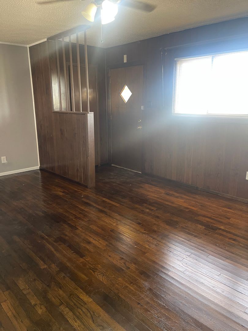 Move in Special! $200 off First Month! Adorable 2 Bedroom with 2 Car Garage Close to Hospitals and TTU! – photo 5