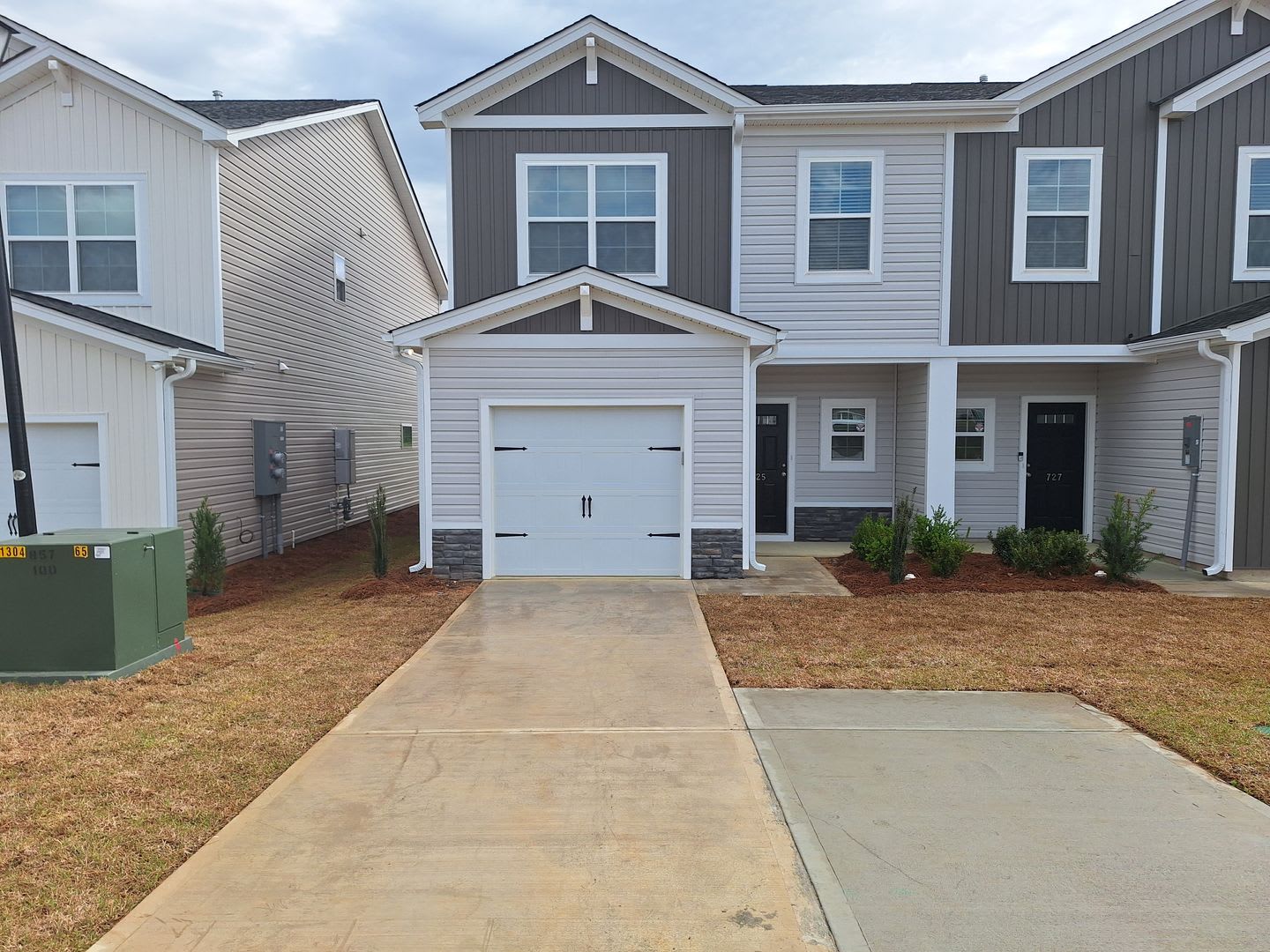 Remarkable 3 Bd And 2 5 Ba Townhome With Great Amenities And Close To Fort Jackson – photo 1