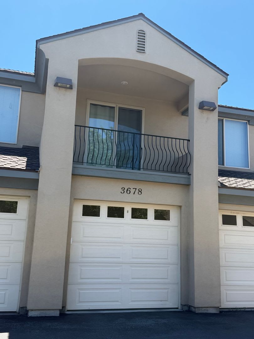 Charming 1 Bedroom 1 Bath Apartment With Garage Balcony Central Reno Location Available Now Move In Special – photo 2