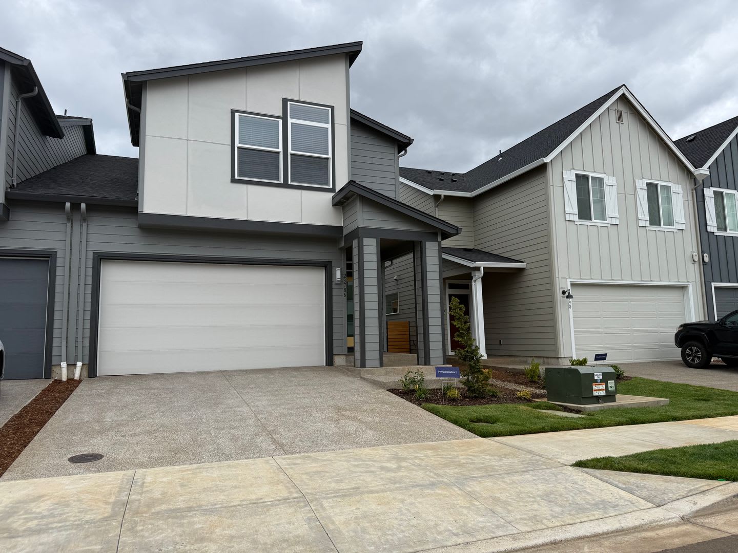 Charming 3 Bed 2.5 Bath Tualatin Home with Fenced Yard & 2-Car Garage! – photo 2