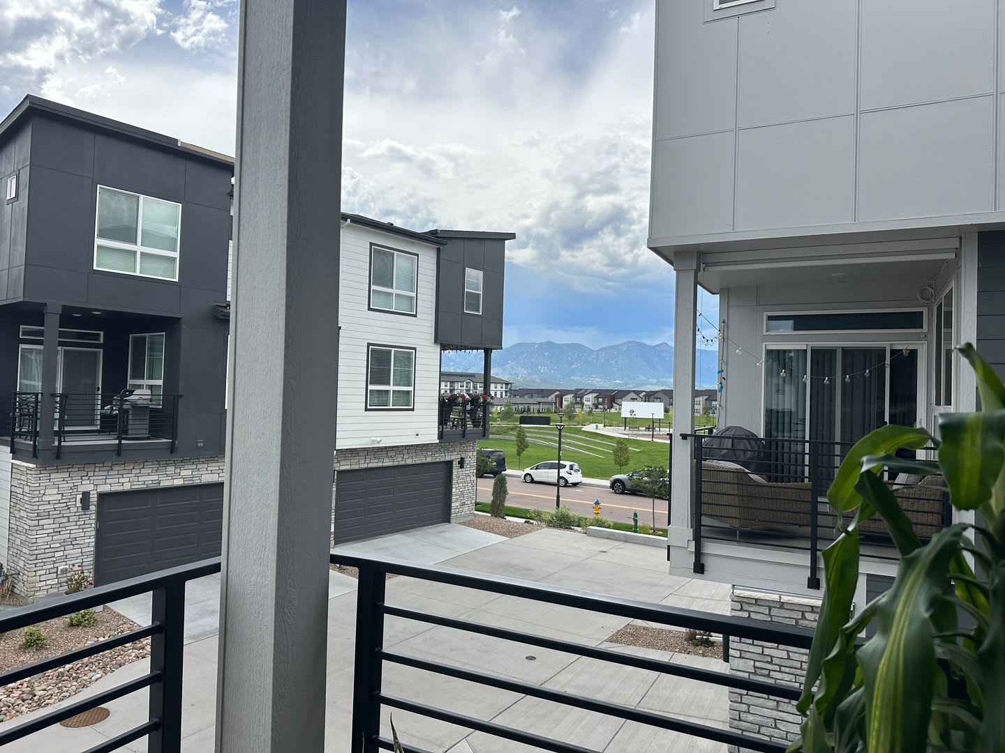 Modern Victory Ridge Townhouse with Mountain Views & 2-Car Garage – photo 4