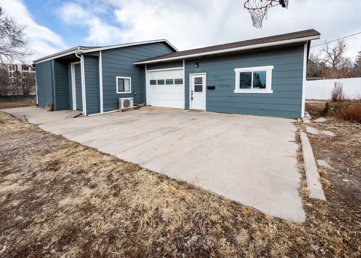 Centrally located Cute 2 Bed Bungalow with Garage – photo 3