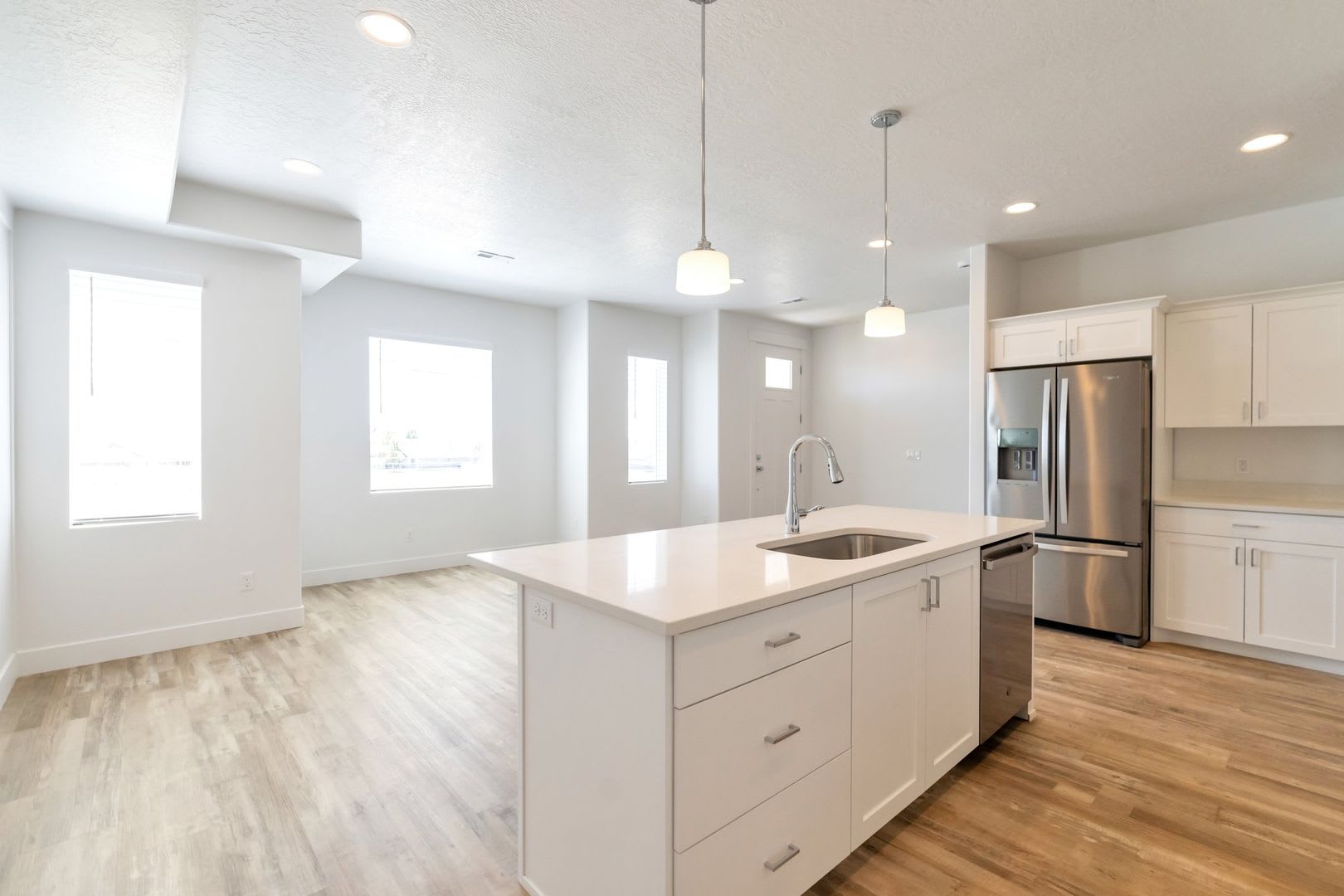 Enormous 3 Bed 2 Bath Pet Friendly Townhome With Large Unfinished Basement Available Now – photo 4