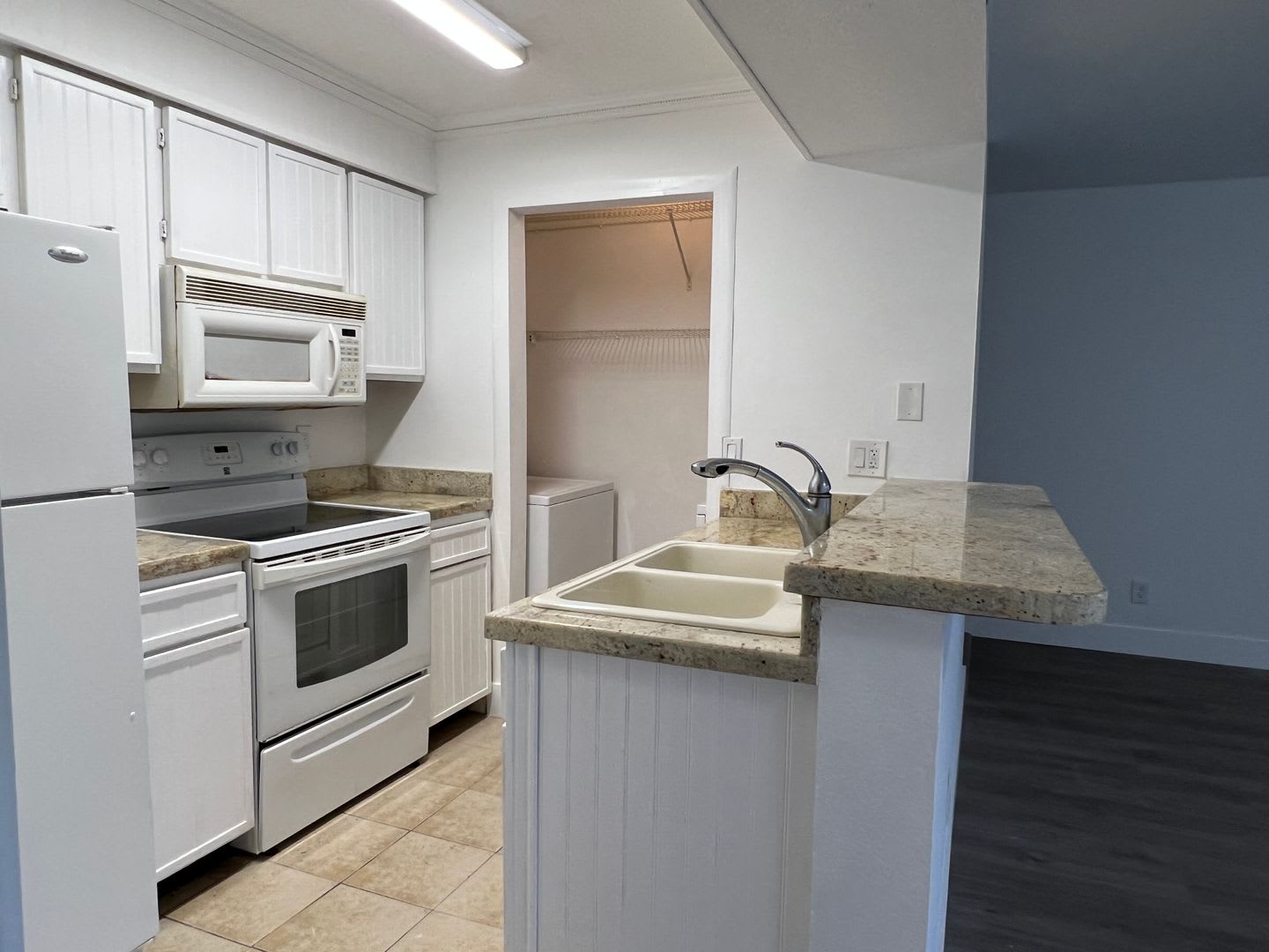 Beautiful Apartment in Gated Community FULL SIZE washer/dryer – photo 3