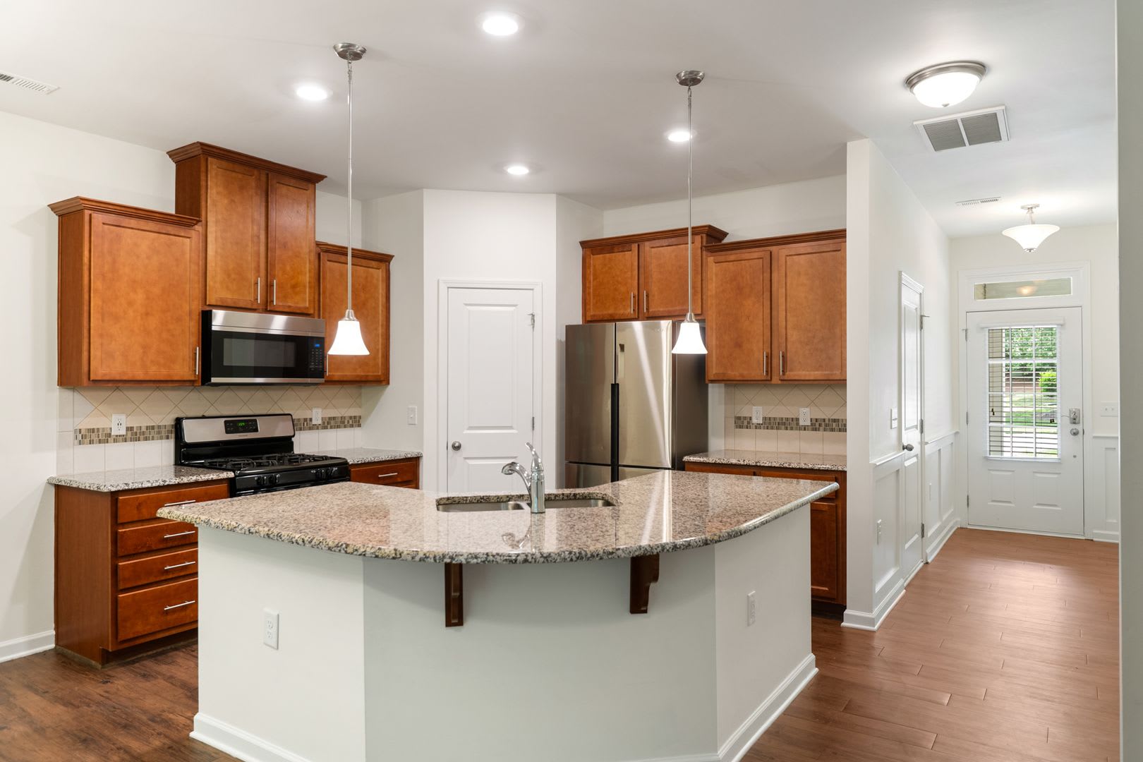 3be / 2.5ba Townhouse with Screened Porch and Community Pool in North Durham – photo 3