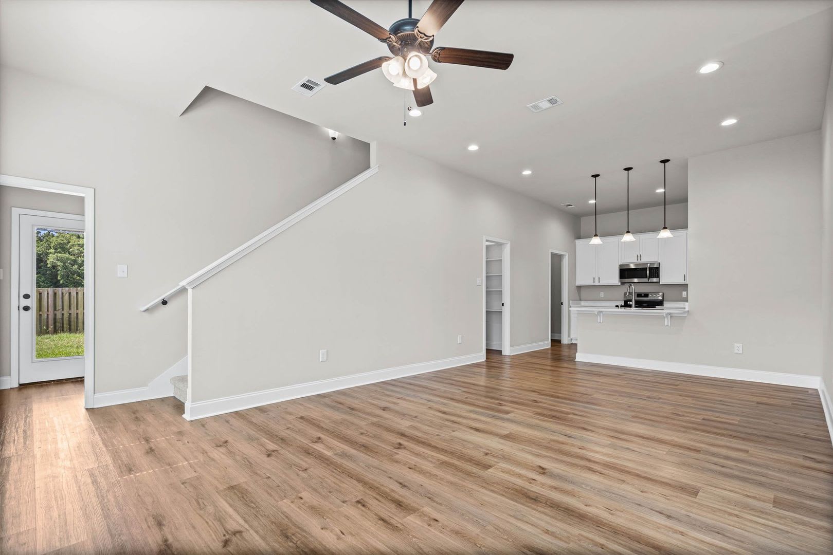 GREAT LOCATION IN CYPRESS GATES COMMUNITY – photo 2