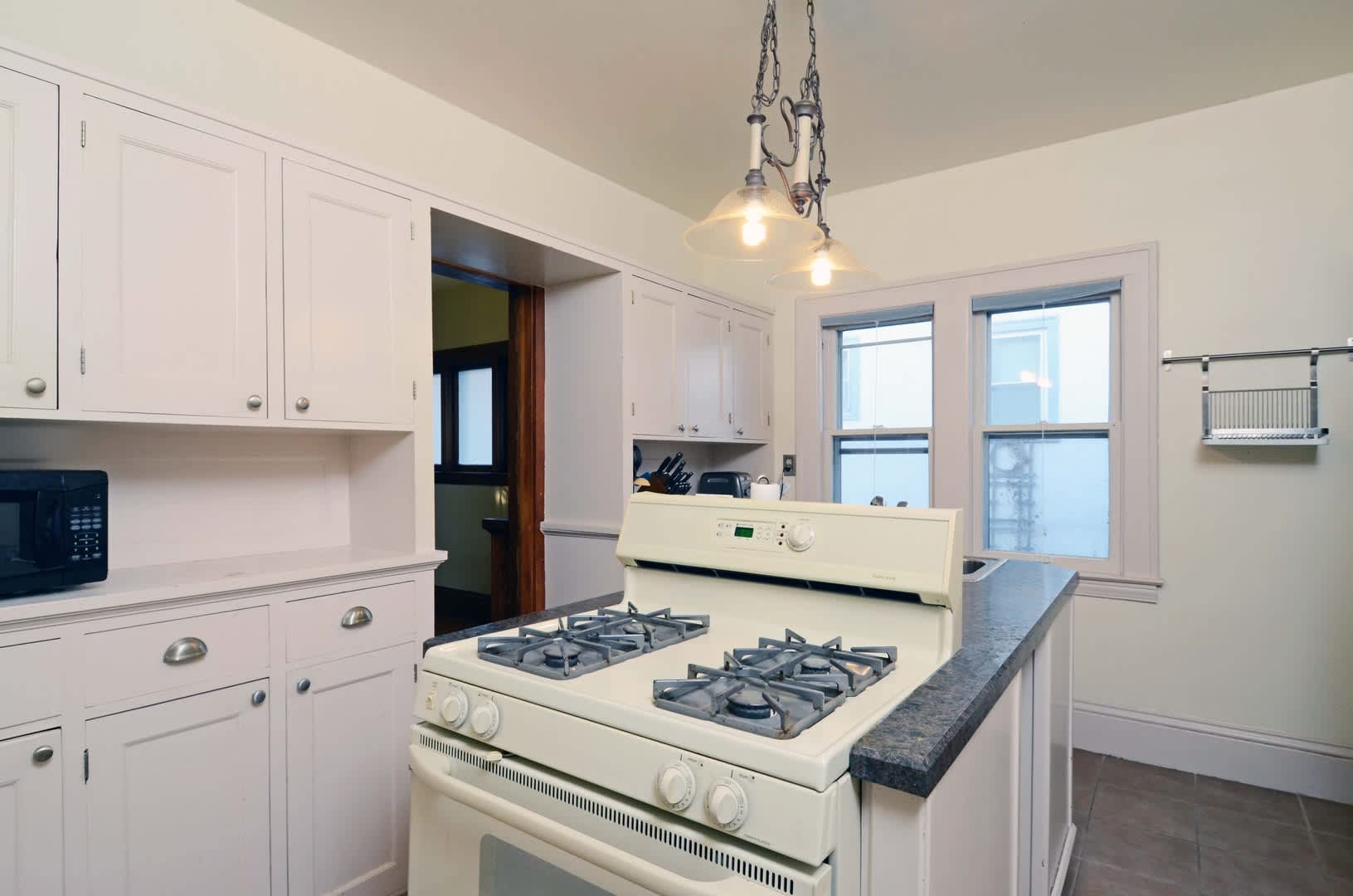 Gorgeous 3 Bed, 2 Bath Kingfield Home Available 9/10! – photo 3