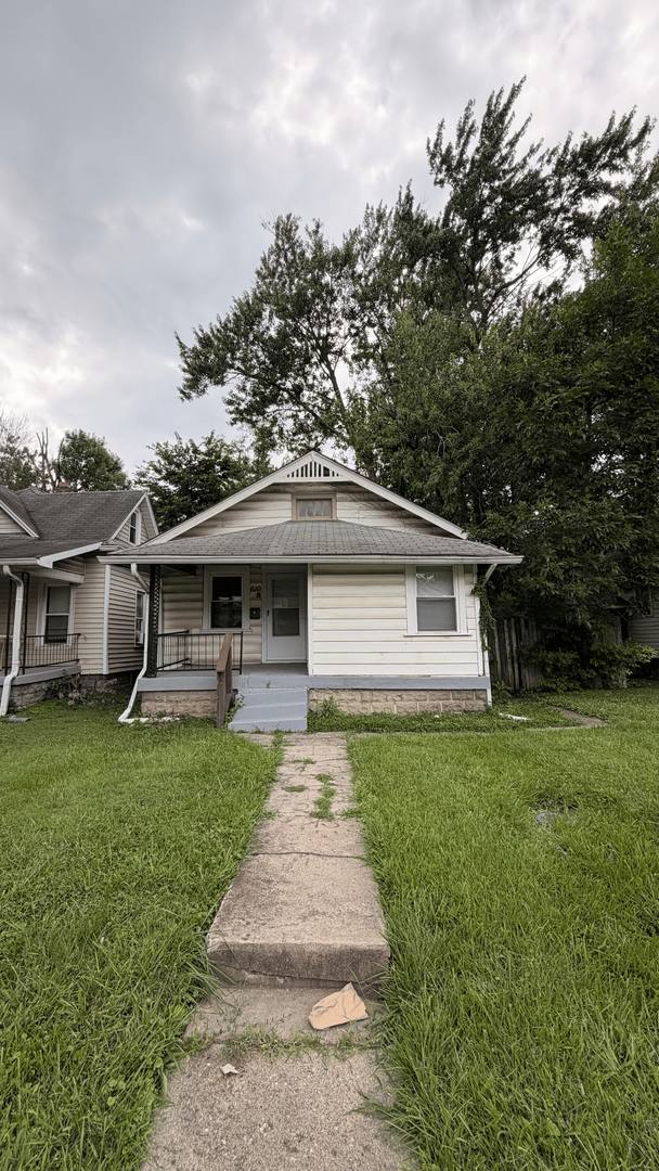 610 N Linwood Ave in Indianapolis, IN! This charming house features 2 bedrooms and 1 full bath – photo 1