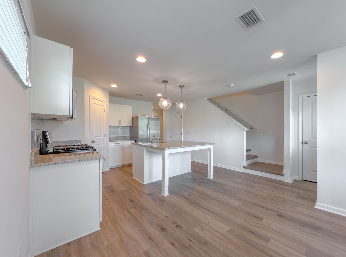 Canopy Modern Ne 3 2 5 W Stainless Steel Appliances Granite Counters Resort Style Amenities 2075 Month Avail Now – photo 5