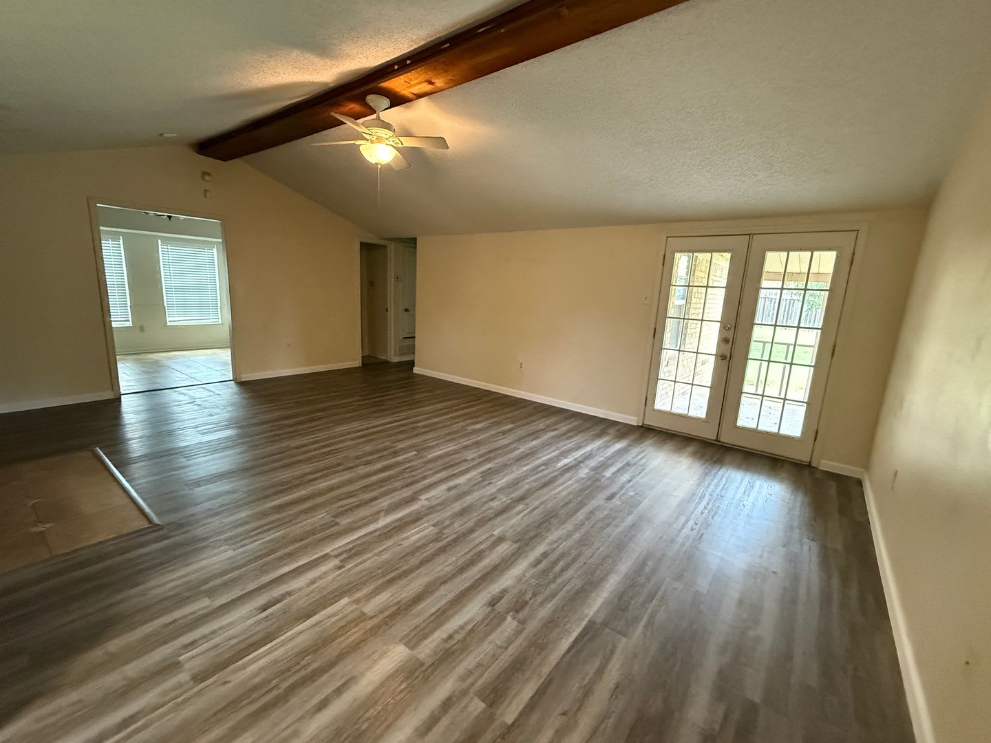 New Luxury Vinyl Plank Terrific Corner Lot – photo 2