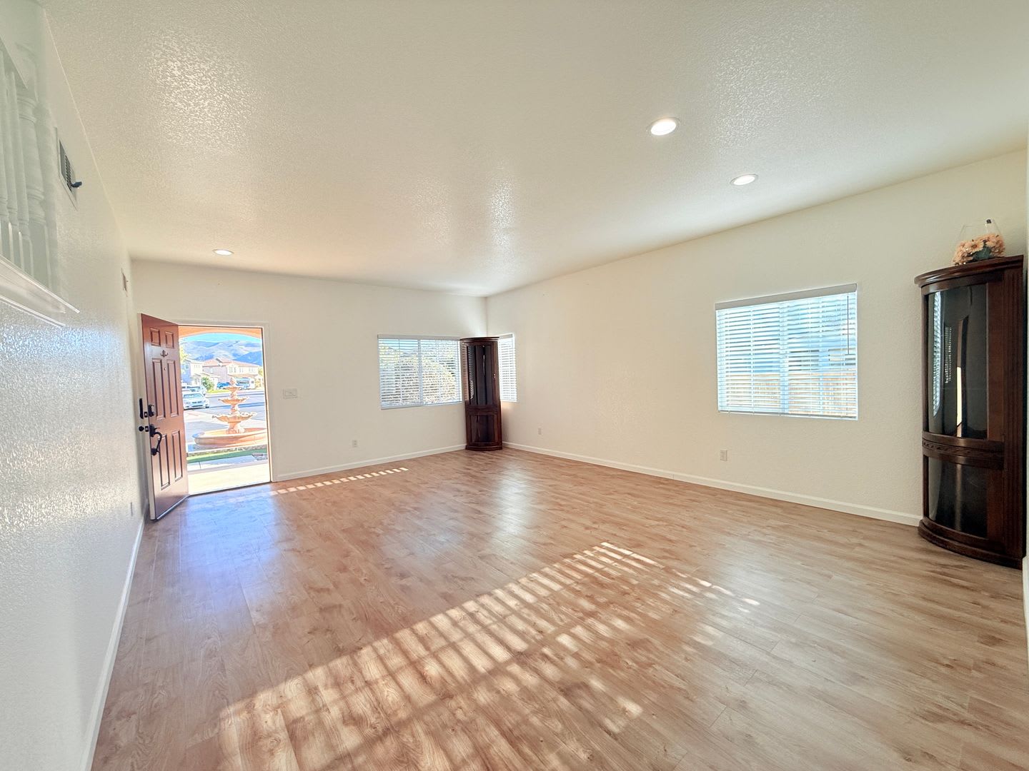 Move-In Ready 4-Bedroom Home on a Corner Lot – photo 4