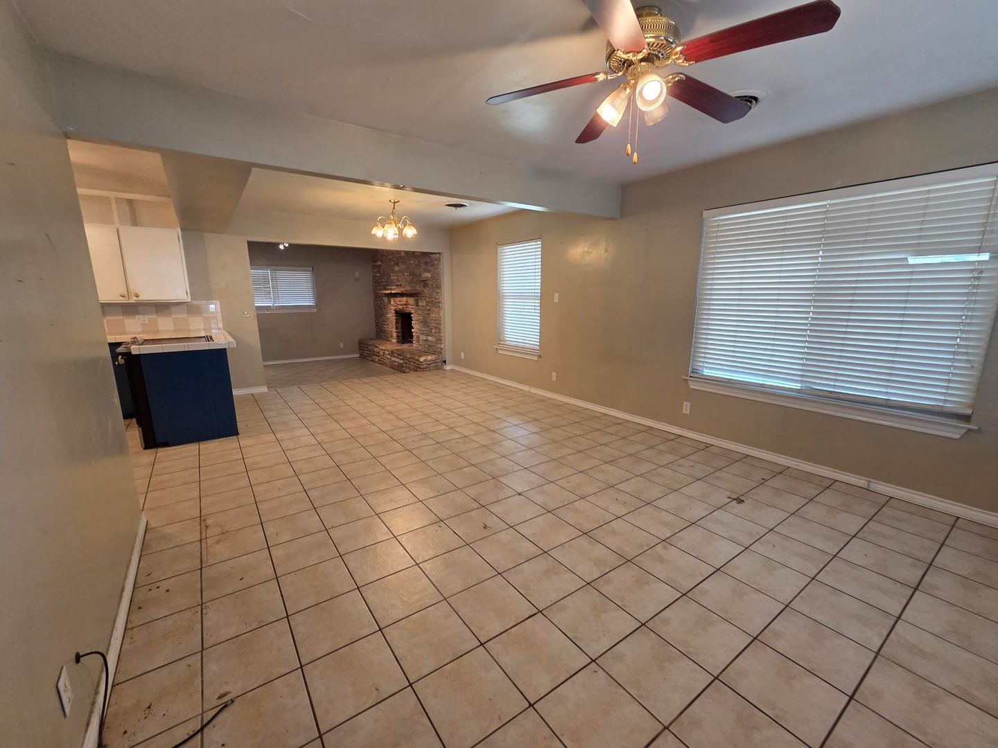 FOR LEASE!! Great location! – photo 4