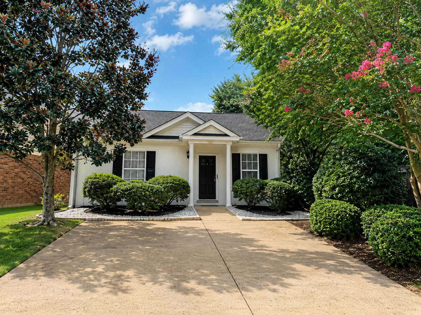 Charming Corner-Lot End Unit with Private Courtyard in Prime Lexington Location! – photo 1