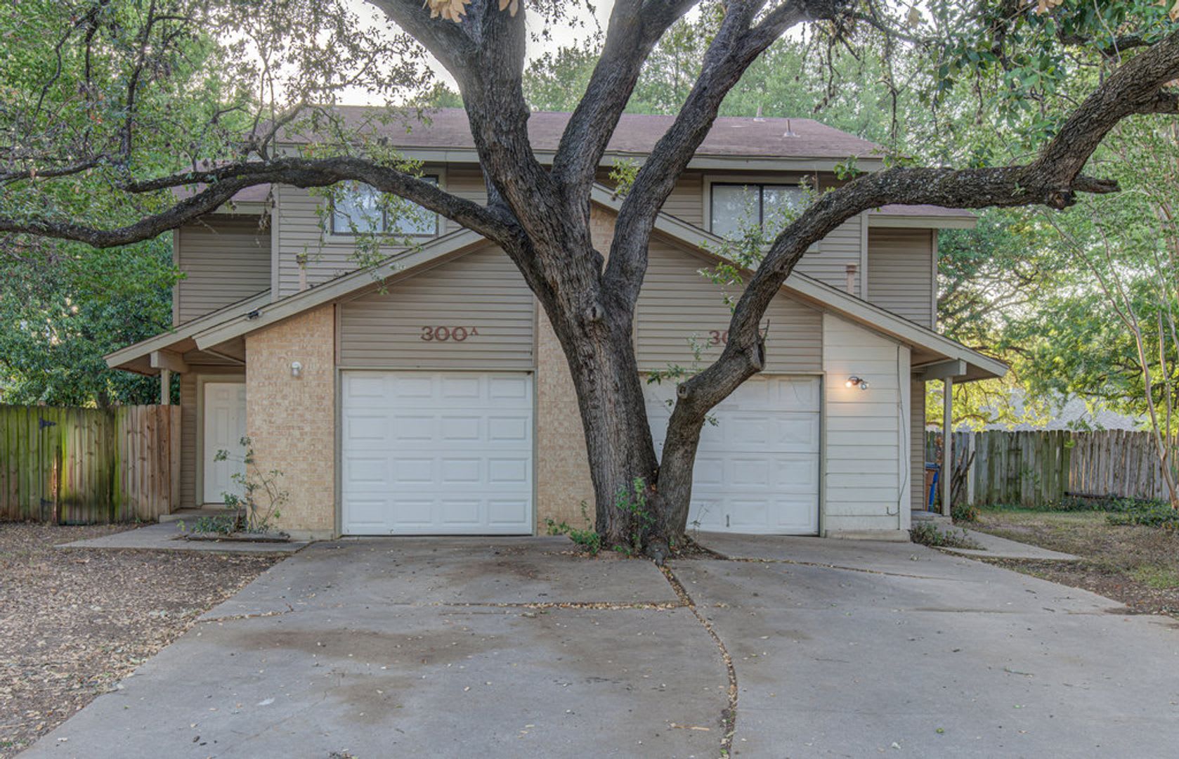 **TWO WEEKS FREE RENT** Charming 2-Bed, 1.5-Bath Duplex in South Austin! – photo 2