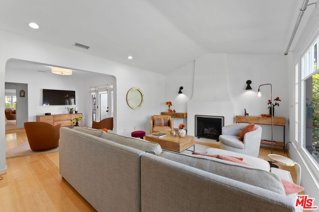 8814 Rosewood Ave – photo 4