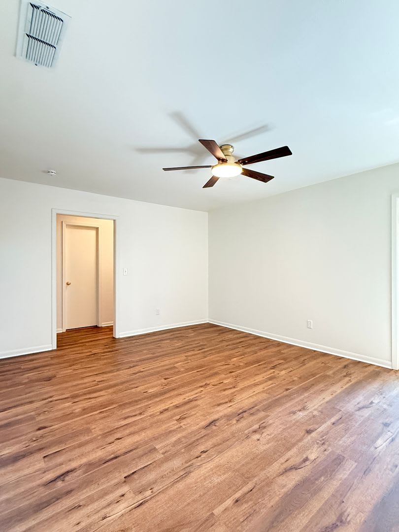 Beautiful 4 Bedroom 1.5 Bath – photo 4