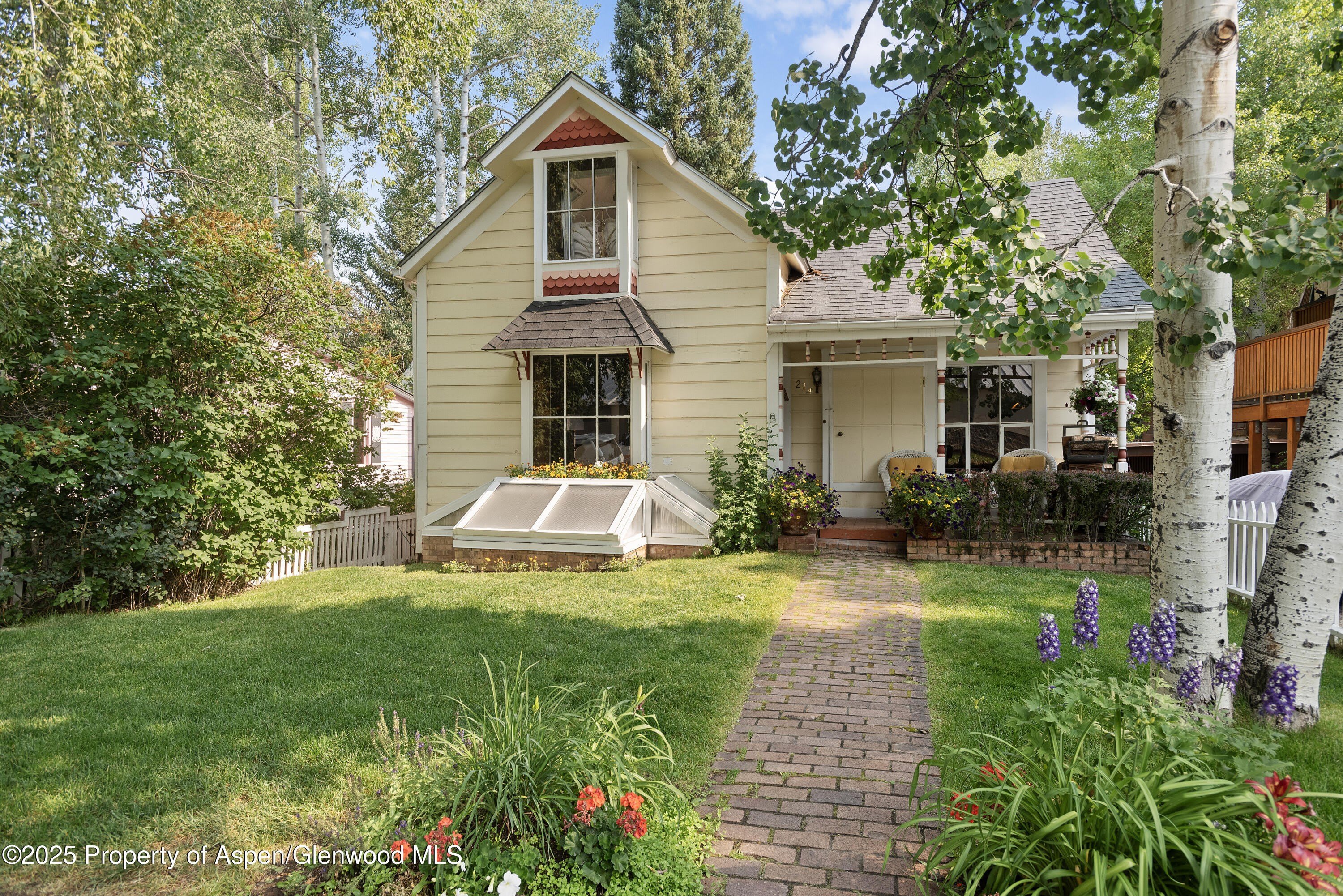 214 W Hyman Avenue – photo 1