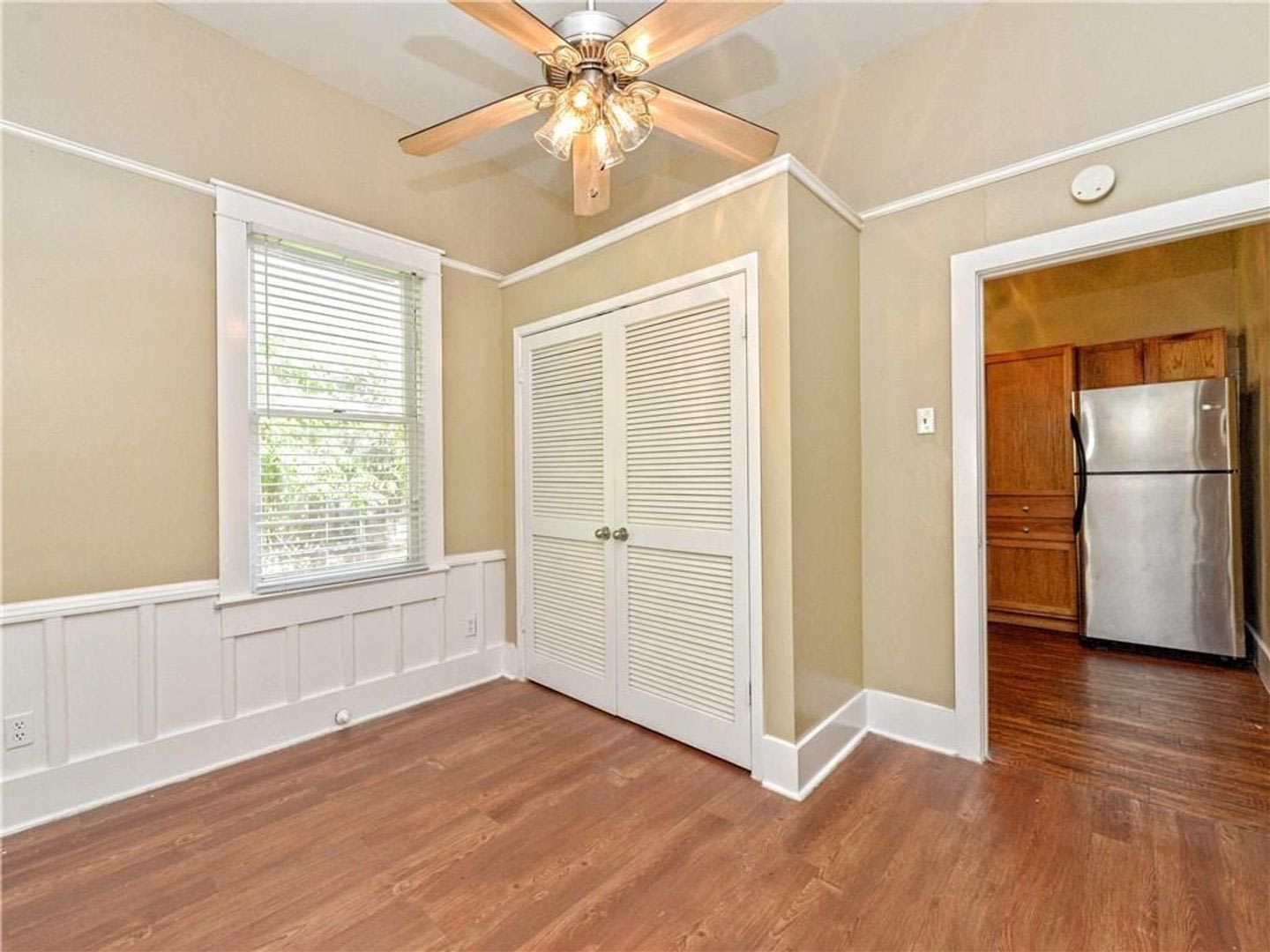 209 E 31St St Walking Distance To Ut Free Standing House With A Yard – photo 4