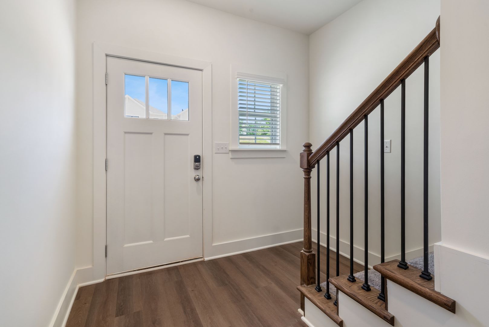 3 Bedroom with Garage and Fenced Backyard! – photo 2