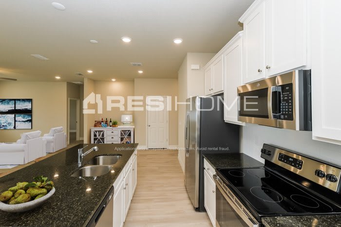 1566 Diane Street – photo 4